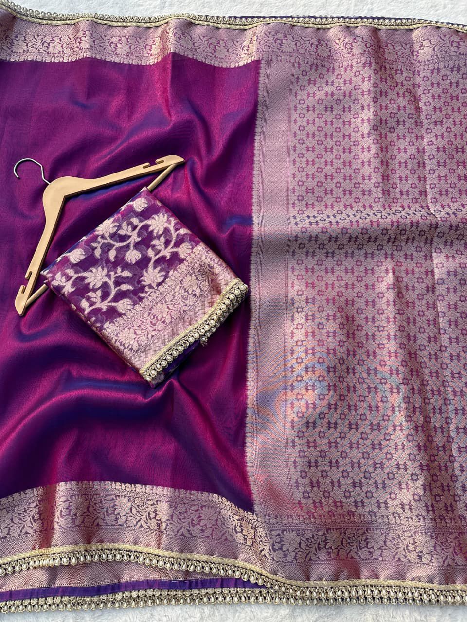 Tissue Sundari Phool Kaat
baarasi saree with  lace attached